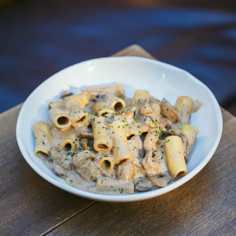Rigatoni ao molho bechamel com filé e cogumelos