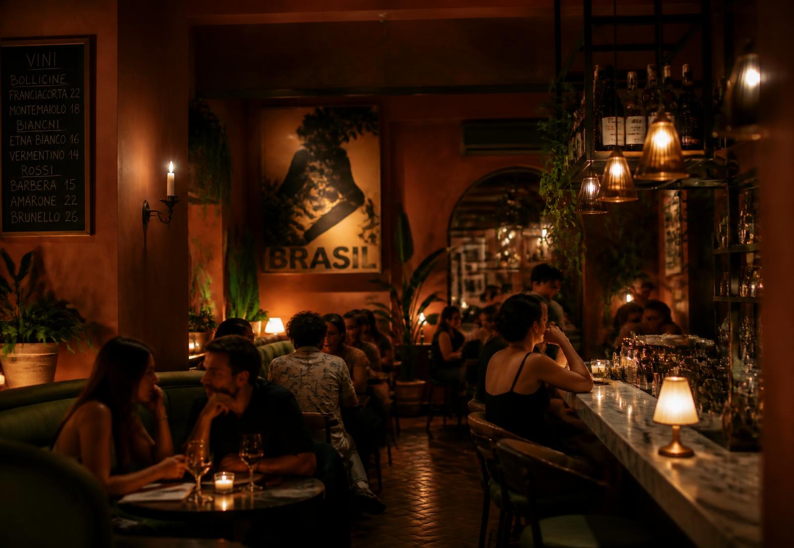 Salão do Mesa à noite, com paredes em terracota, bancos verdes e luz de velas